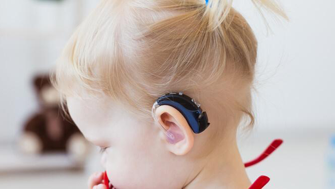 چهار سمعک برتر برای کودکان با کم شنوایی شدید و عمیق